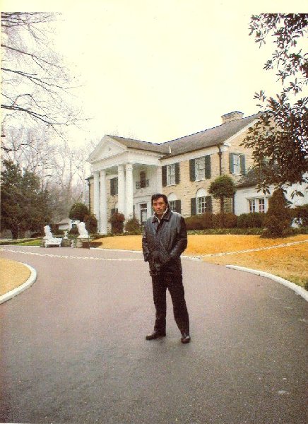 Elvis Tribute Artist Outside Graceland